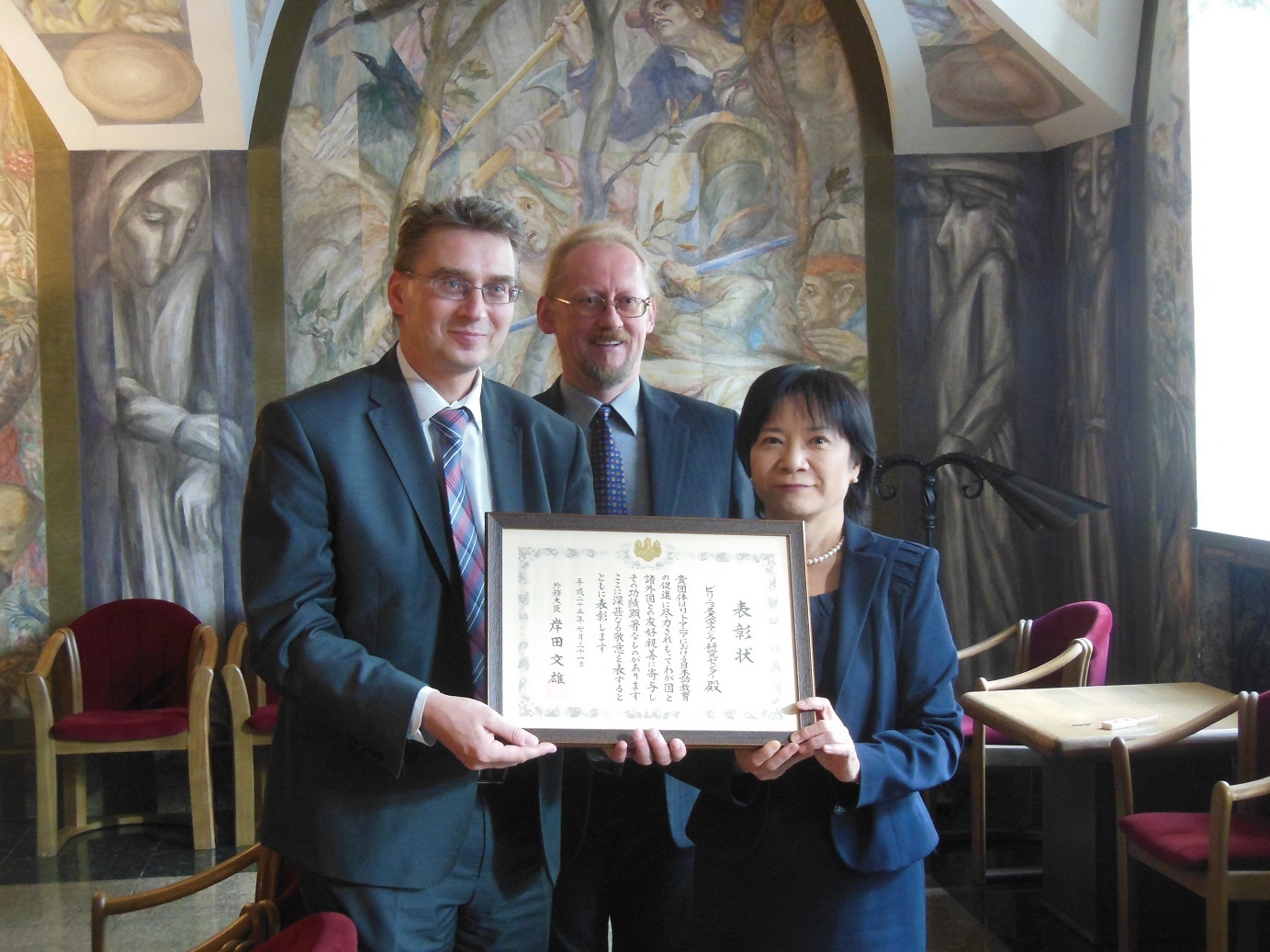 右から白石大使、ベイノリウス所長、バニース学長代行