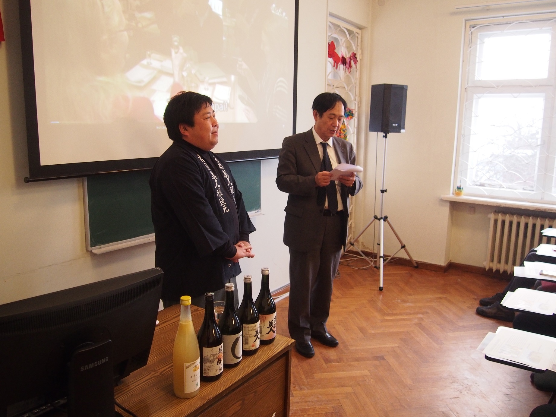 冒頭挨拶をする重枝大使（20日、杉原記念館）