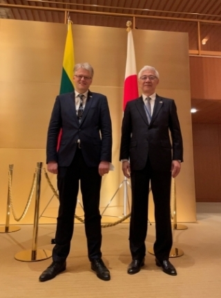 Paskutinę vizito dieną, prieš pat išvykstant į oro uostą, turėjau galimybę paskutinį kartą nusifotografuoti prie Lietuvos ir Japonijos vėliavų viešbučio
