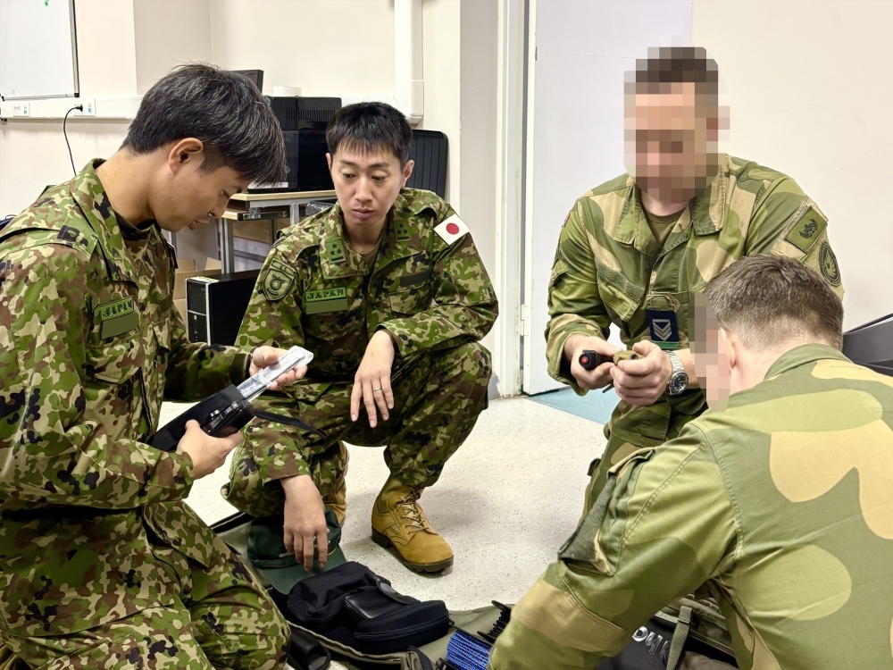 Japonijos JGSDF instruktoriai Lietuvoje moko Ukrainos karius humanitarinio išminavimo