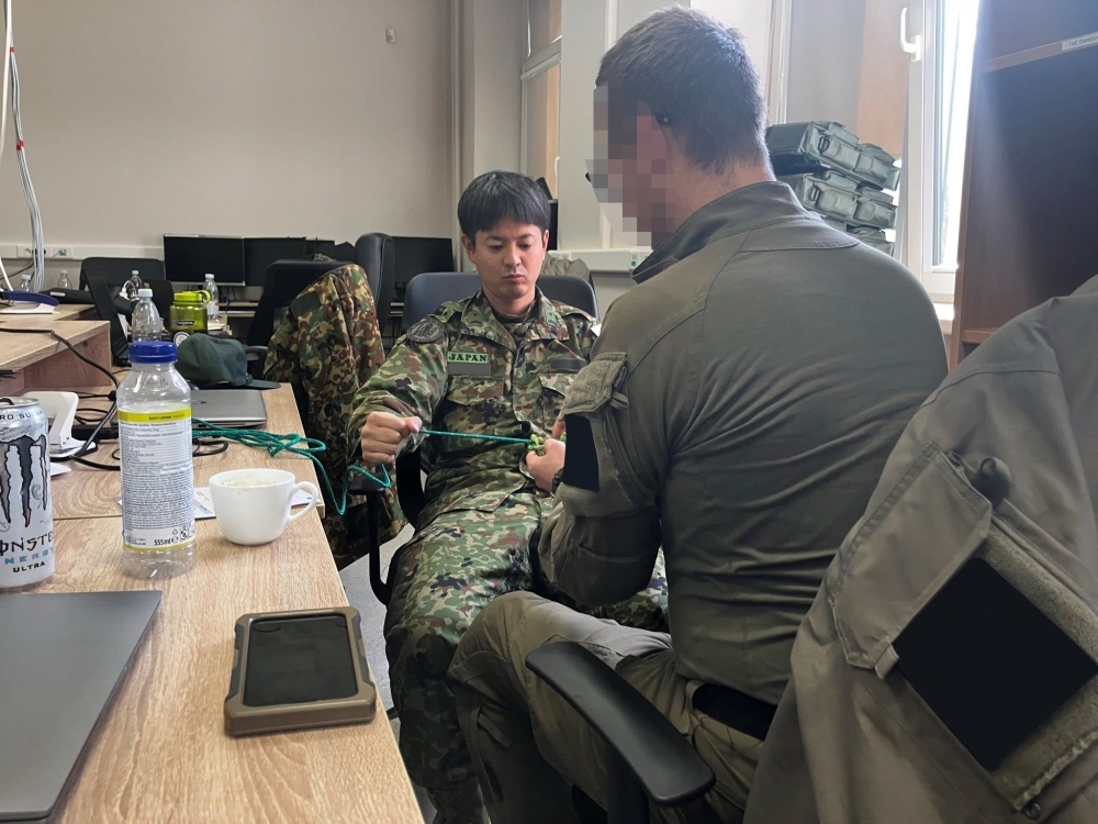 Japonijos JGSDF instruktoriai Lietuvoje moko Ukrainos karius humanitarinio išminavimo