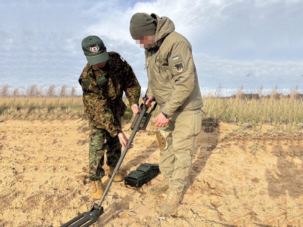 Japonijos JGSDF instruktoriai Lietuvoje moko Ukrainos karius humanitarinio išminavimo